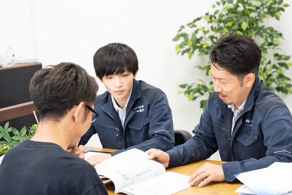 住宅基礎や外壁の状態を踏まえて修繕計画を提案する一心建設スタッフ