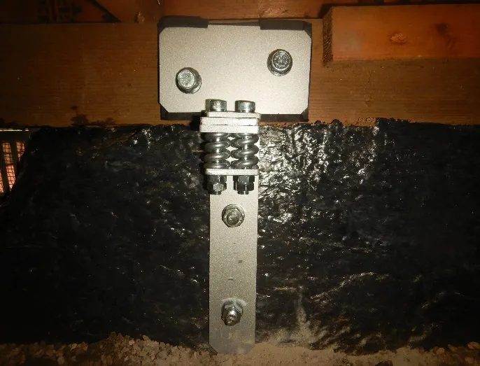 床下の耐震補強金具取付け 施工後