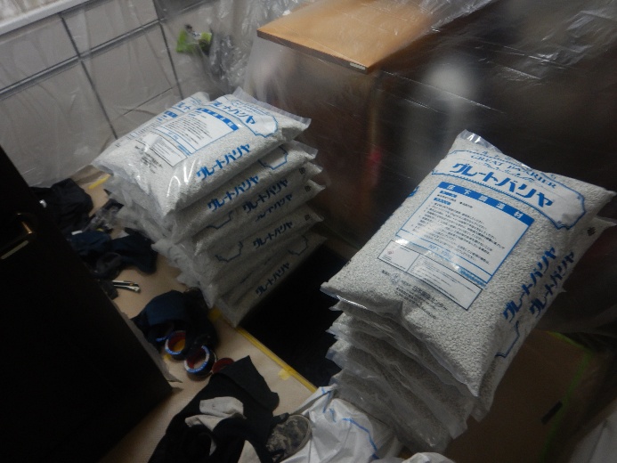 床下の湿度を整える調湿材施工