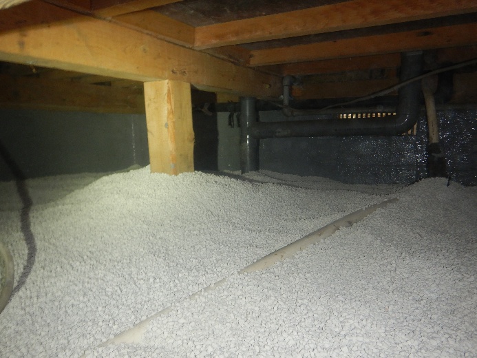 床下の湿度を整える調湿材施工